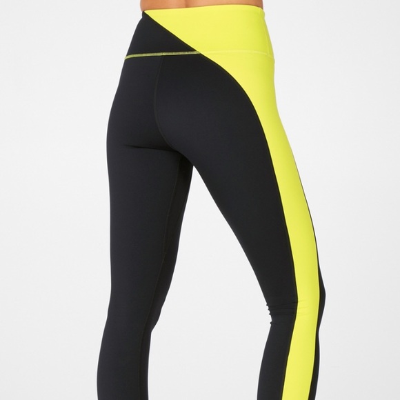 FABLETICS HIGH WAISTED MOTION 365 ZIP POCKET BLACK AND YELLOW COLOR SIZE MEDIUM - Picture 2 of 7